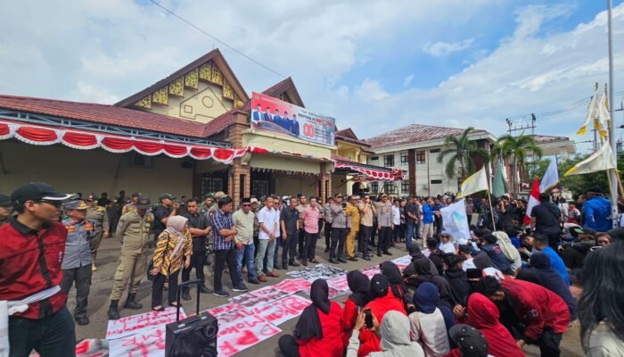 Gelar Aksi di Depan Gedung DPRD Ketapang, Mahasiswa Bersama Masyarakat Sampaikan Sejumlah Aspirasi