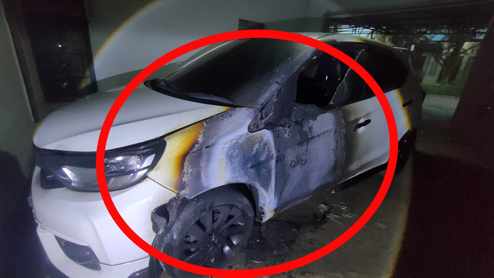 Penampakan mobil Honda Brio yang dibakar orang tak dikenal di Sungai Pinyuh, Kabupaten Mempawah, Senin 1 Septe 2025.