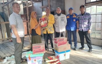 BPBD Kabupaten Mempawah menyalurkan bantuan kepada korban kebakaran di Jalan Pancasila Sungai Pinyuh.