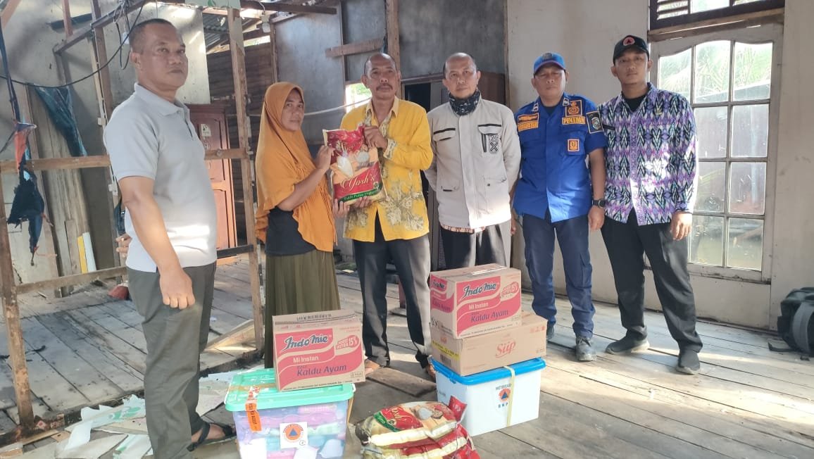 BPBD Kabupaten Mempawah menyalurkan bantuan kepada korban kebakaran di Jalan Pancasila Sungai Pinyuh.