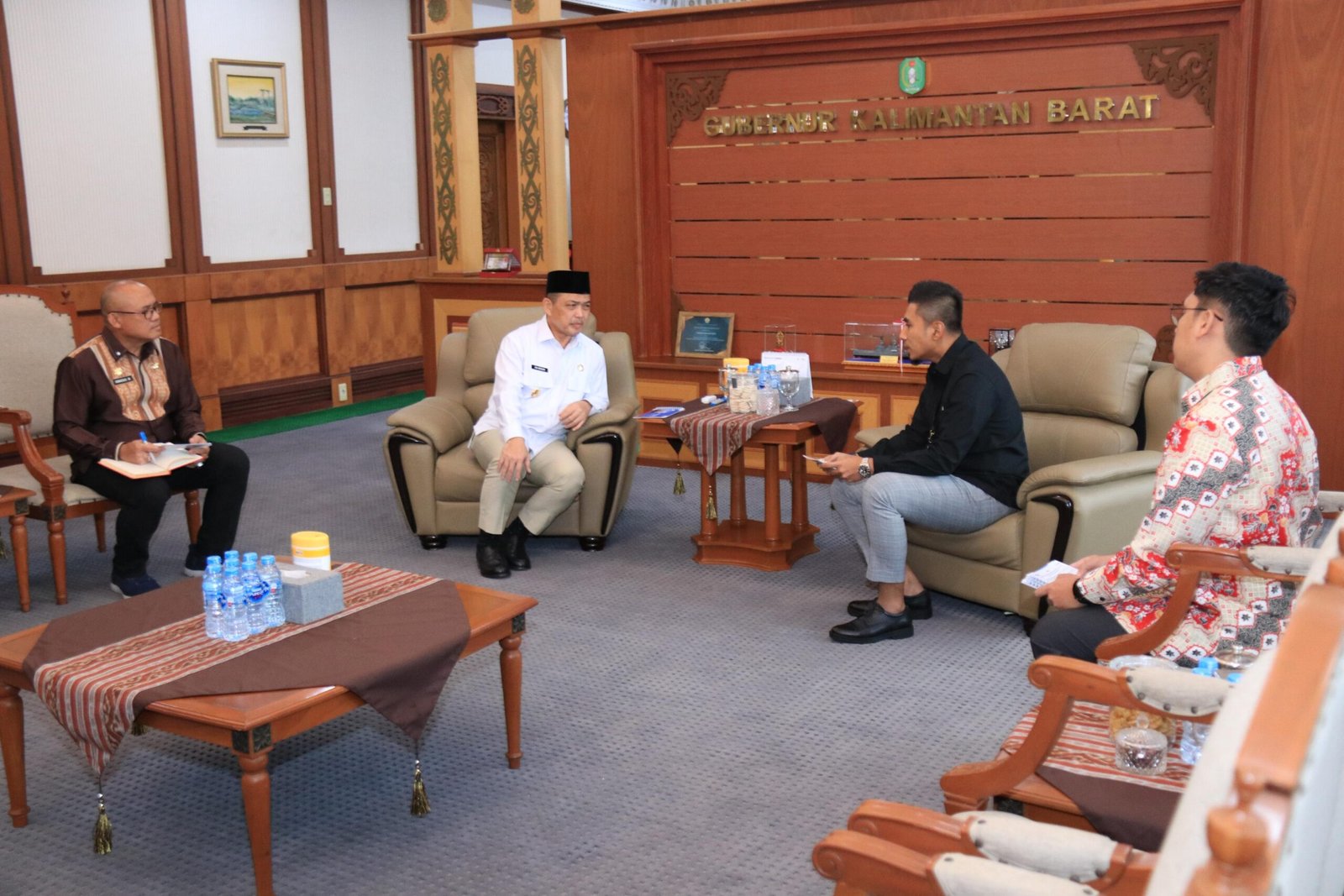 Gubernur Kalbar Ria Norsan bertemu Sales Area Manager Pertamina.