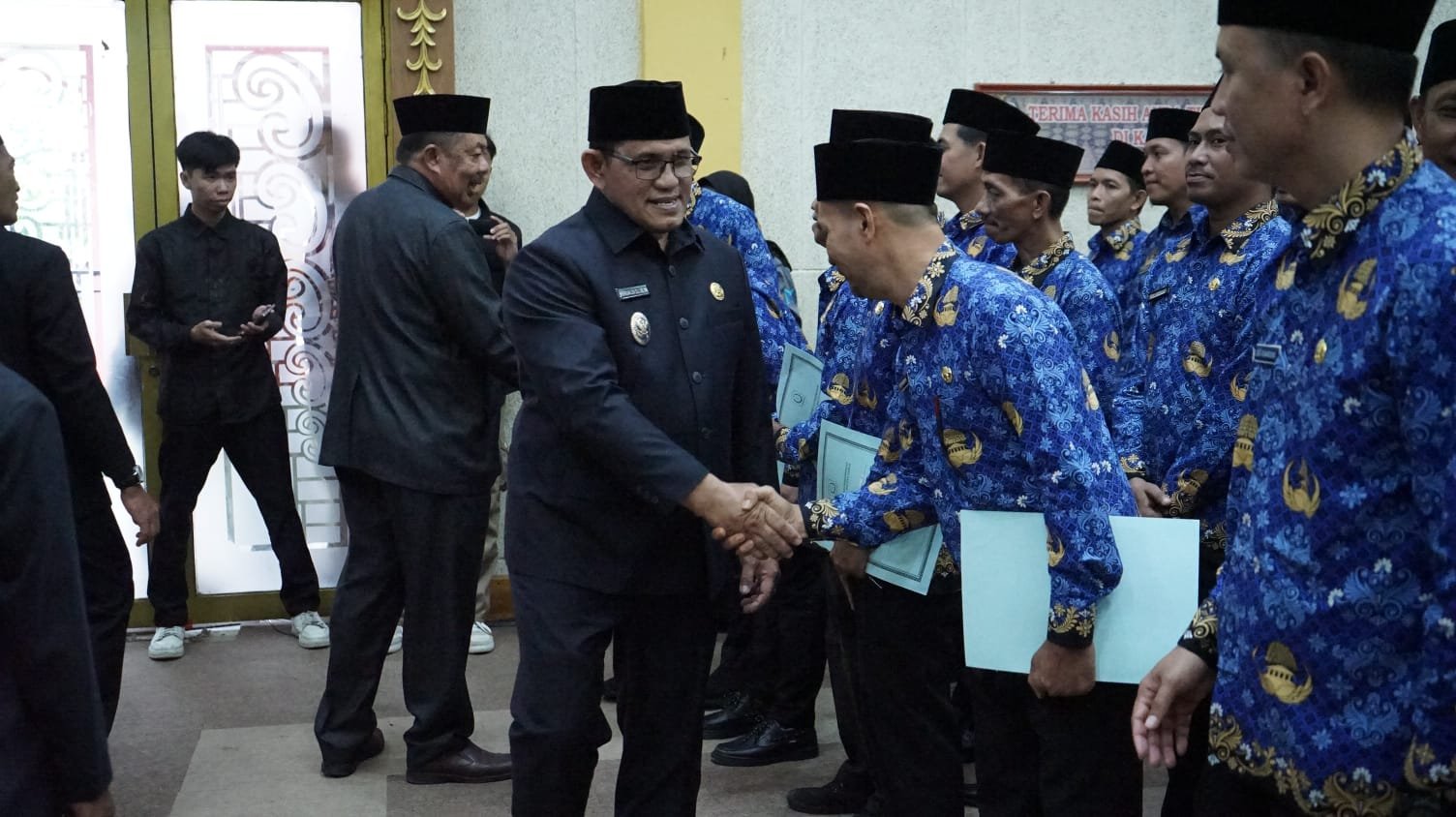 Penyerahan SK pengangkatan P3K Kabupaten Sambas tahun 2024 oleh Wakil Bupati Sambas, Heroaldi, Rabu 17 September 2025.