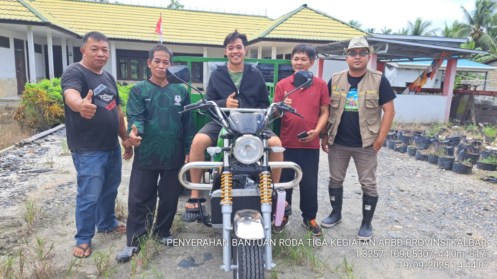 Penyerahan bantuan alat pascapanen di Kecamatan Jawai didampingi PPL, Darma Irawan.