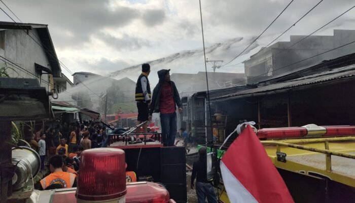 Kebakaran Hanguskan Tiga Rumah Warga di Belakang Pasar Pagi Sungai Pinyuh