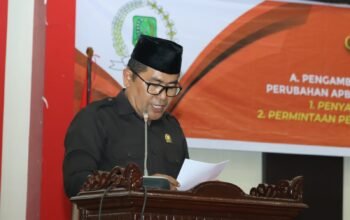Anggota DPRD Kabupaten Sambas, Mardani saat membacakan hasil pembahasan Banggar DPRD soal Raperda Perubahan APBD 2025.