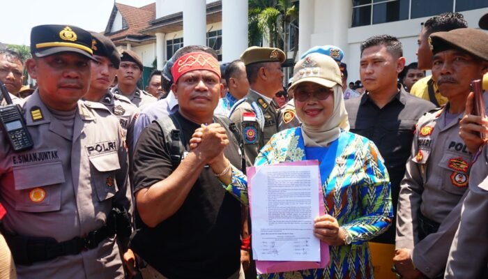 Pemkab Mempawah Terima Aspirasi Lanjutan Warga Sadaniang Soal PT AHAL