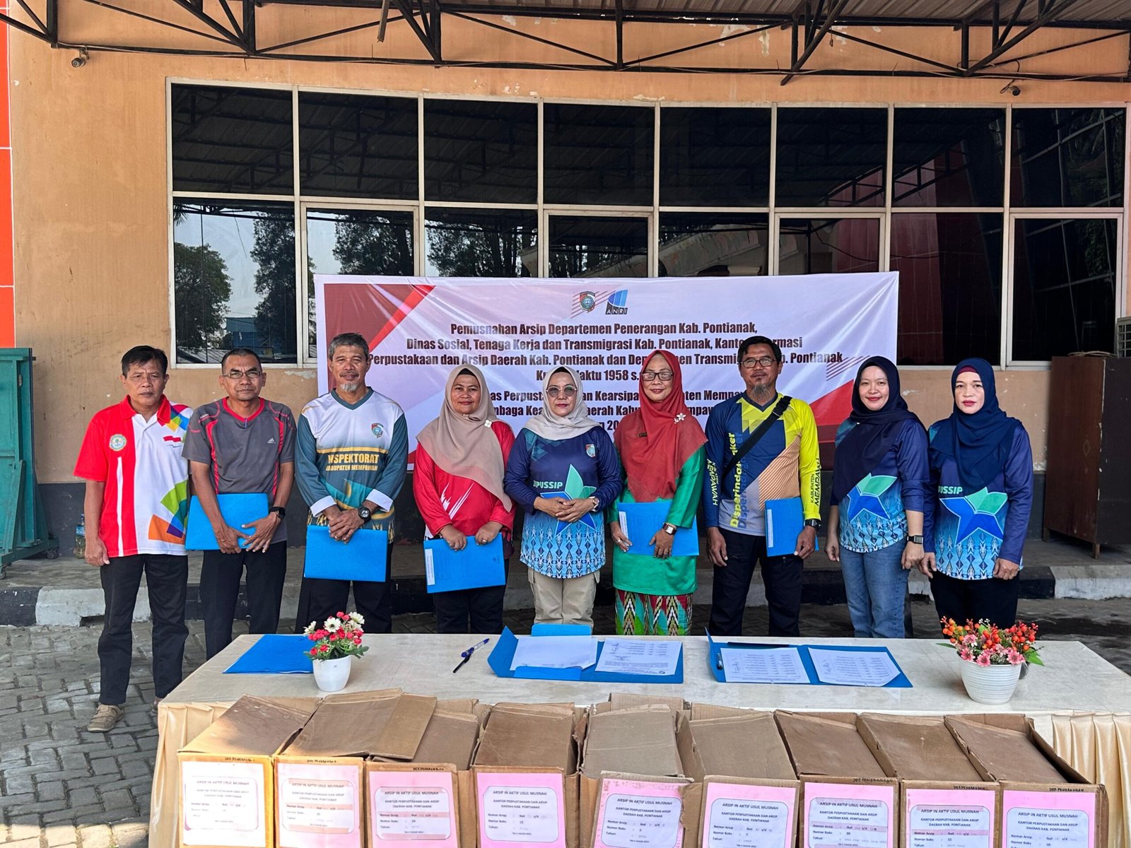 Arsip lama Kabupaten Mempawah yang akan dimusnahkan.