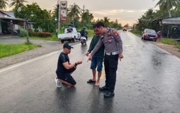 Polisi melakukan olah TKP di lokasi kecelakaan yang menewaskan Oca Fahira (22).