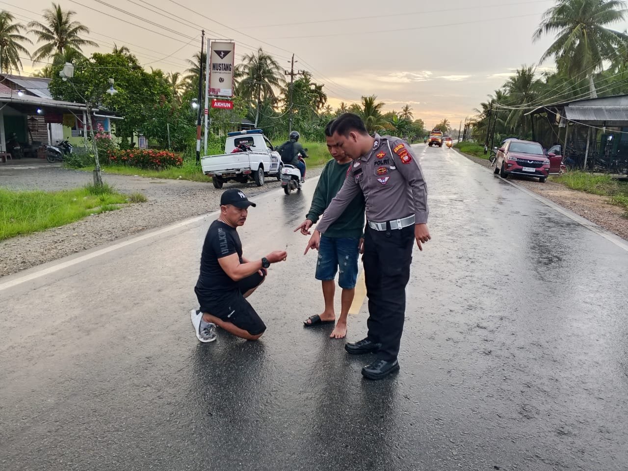 Polisi melakukan olah TKP di lokasi kecelakaan yang menewaskan Oca Fahira (22).