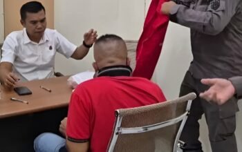 Tersangka mantan Kades Bentunai inisial PR saat dieksekusi APH.