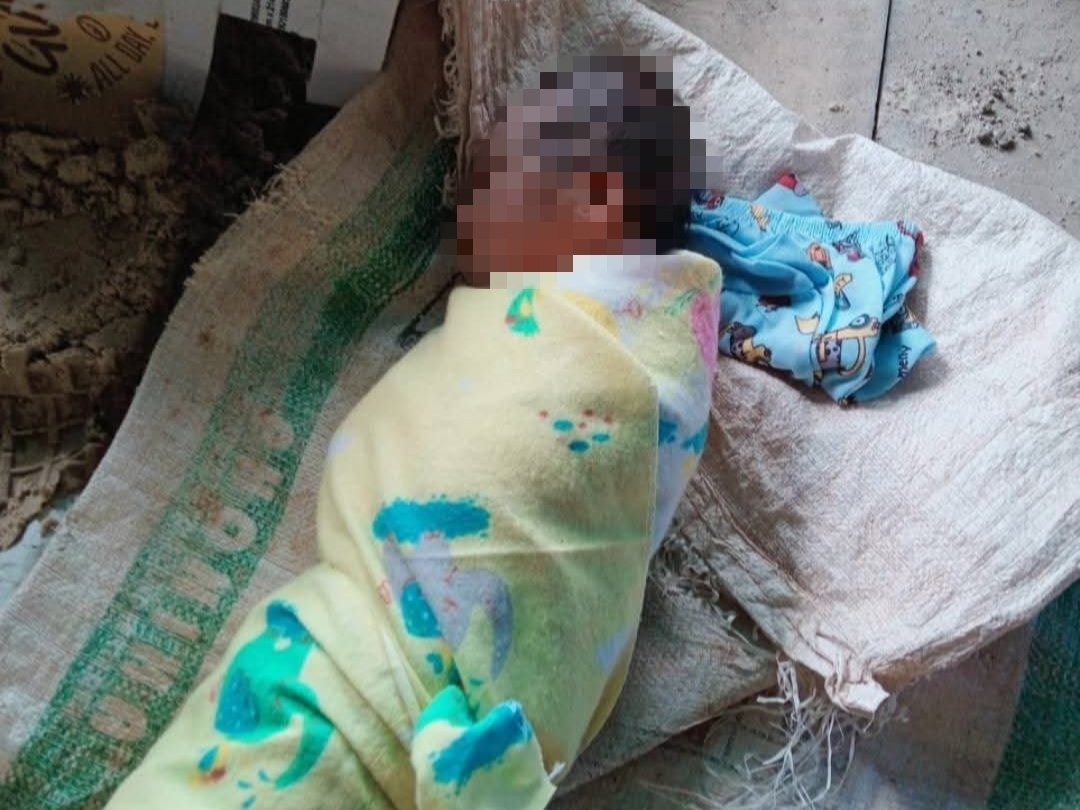 Bayi perempuan dibuang orang tua di Sajingan Besar.