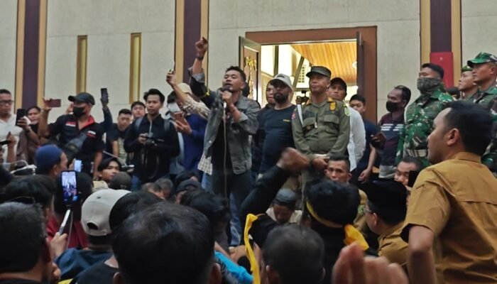 Arsyad Hanya Diam Mendengar Orasi Demo Minta Kadis Pendidikan Dicopot