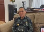 Gubernur Kalbar, Ria Norsan menyampaikan penjelasan usai rumahnya digeledah KPK.