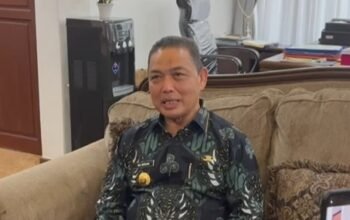 Gubernur Kalbar, Ria Norsan menyampaikan penjelasan usai rumahnya digeledah KPK.