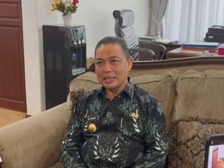 Gubernur Kalbar, Ria Norsan menyampaikan penjelasan usai rumahnya digeledah KPK.