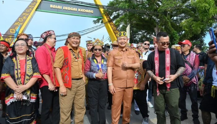 Bupati Ketapang Lepas Karnaval Budaya PSBD 2025