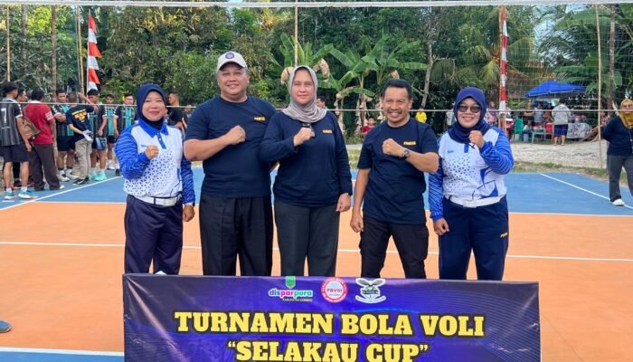Nurmaya Dewi Secara Resmi Buka Turnamen Bola Voli Selakau Cup Se-Kabupaten Sambas