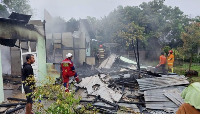 Rumah Warga di Benua Kayong Ludes Terbakar, Api Membumbung Tinggi
