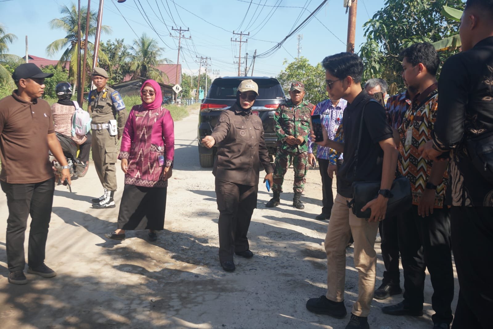 Bupati Mempawah, Erlina meninjau Jalan Adiwijaya, Antibar.