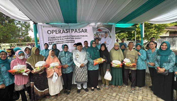 PKK Gelar Pasar Murah di Mempawah, Lansia Dapat Sembako Gratis