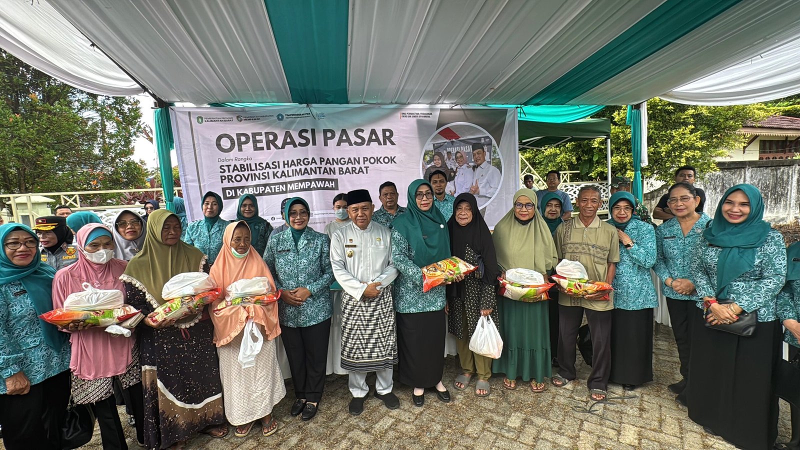 Operasi pasar PKK di Kabupaten Mempawah.