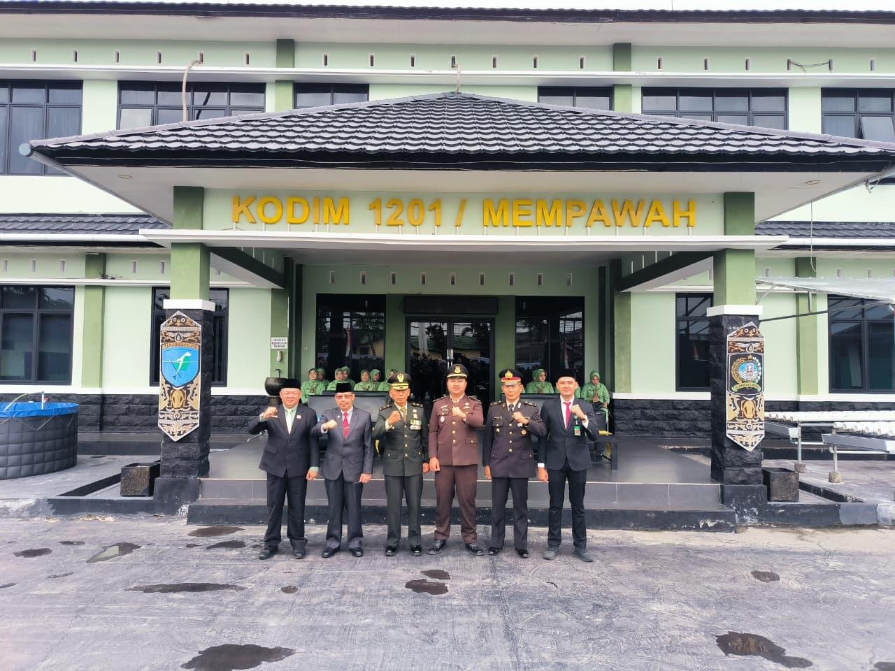 Ketua DPRD Kabupaten Mempawah, Safruddin Asra menghadiri upacara peringatan HUT TNI 2025.