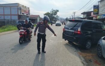 Polisi tiba di lokasi kecelakaan CR-V pecah ban di Sungai Pinyuh, Kabupaten Mempawah.