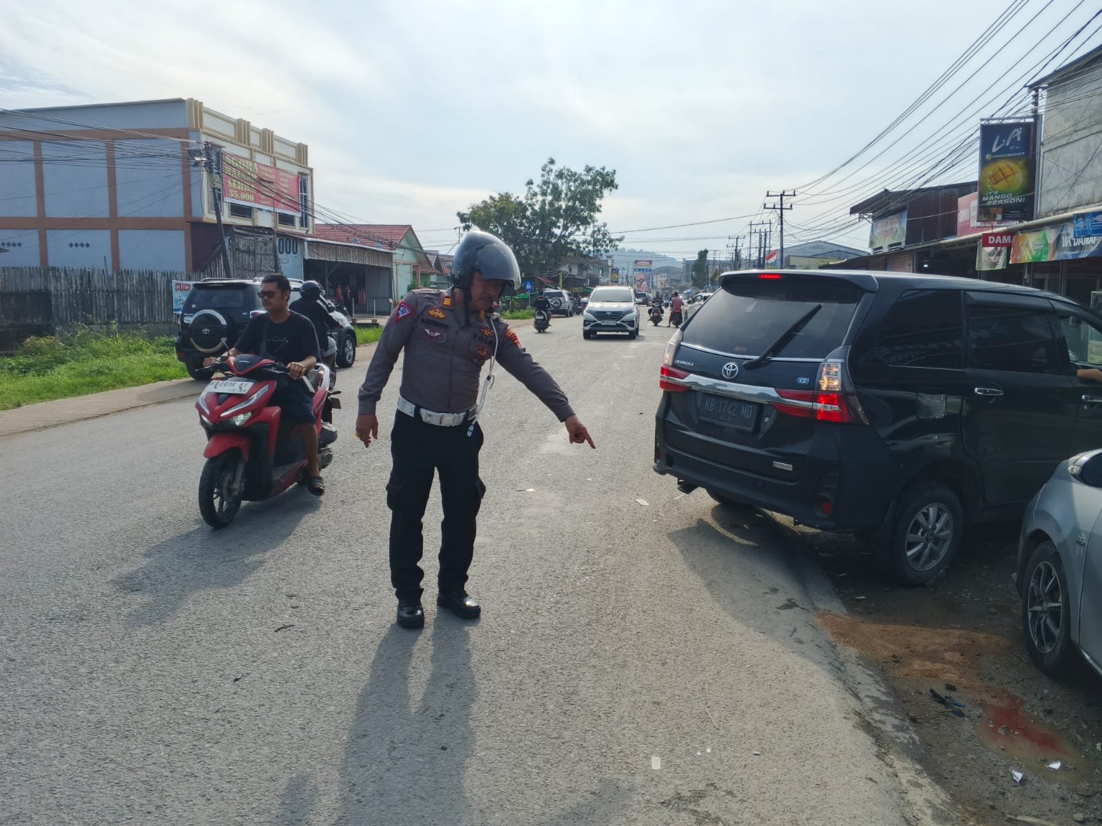Polisi tiba di lokasi kecelakaan CR-V pecah ban di Sungai Pinyuh, Kabupaten Mempawah.