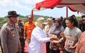 Bupati Mempawah, Erlina di sela kegiatan tanam jagung serentak kuartal IV.