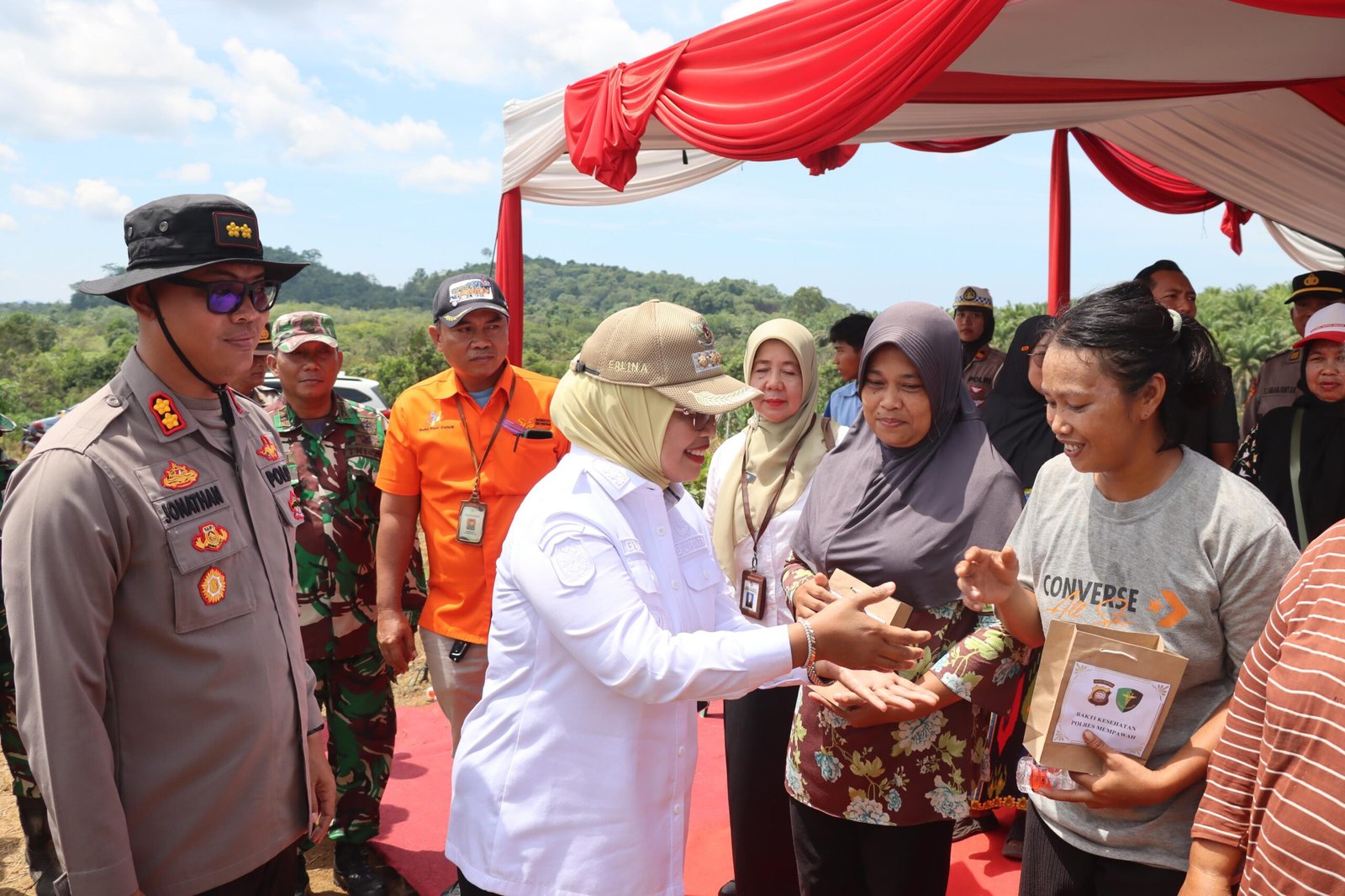 Bupati Mempawah, Erlina di sela kegiatan tanam jagung serentak kuartal IV.