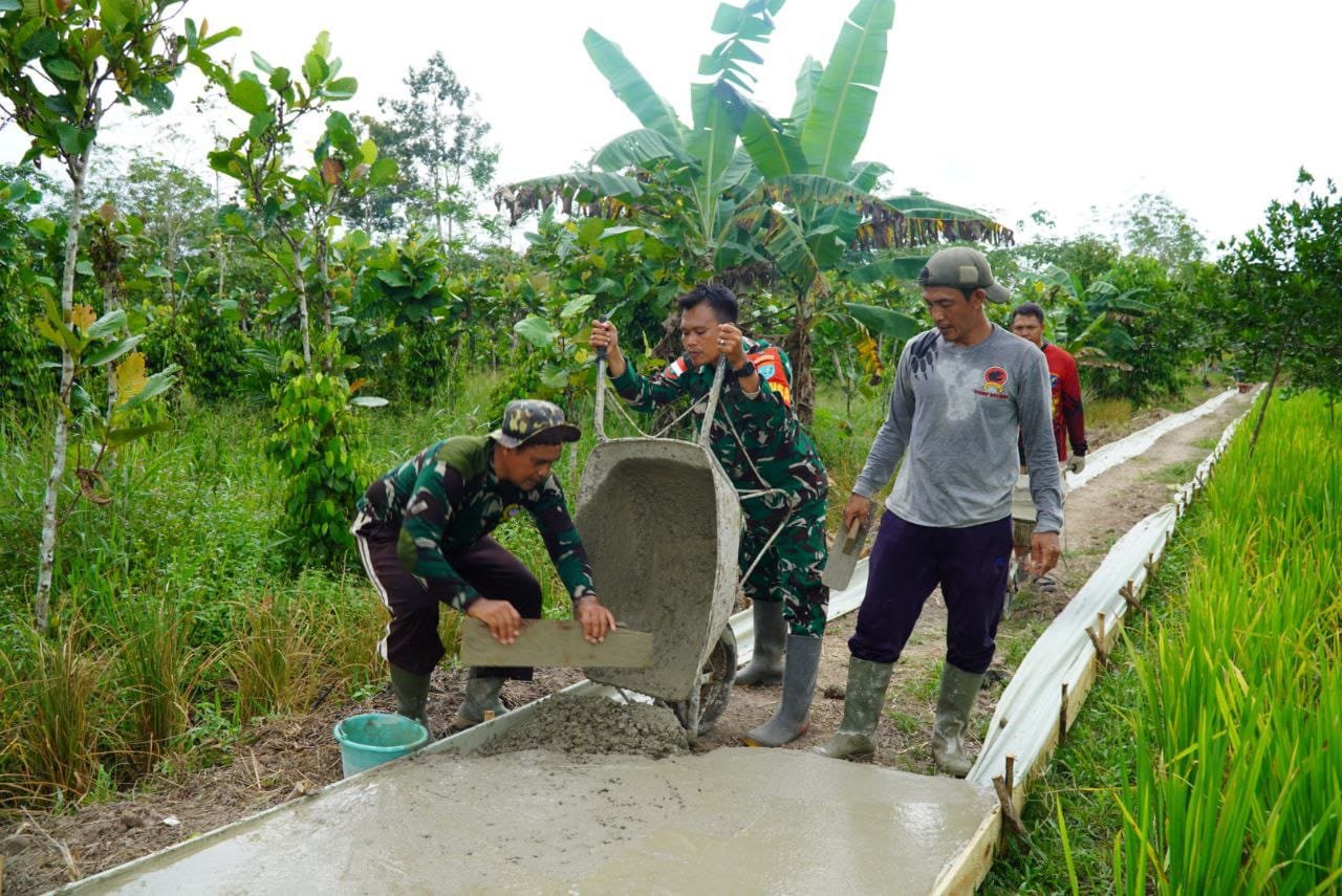 Satgas TMMD bangun jalan rabat beton 500 meter di Kota Lama Galing.