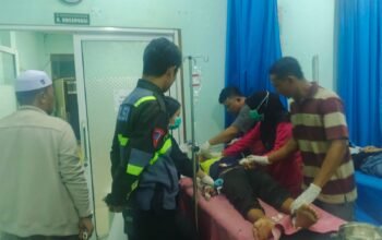 Kondisi korban balap liar di Komplek Patoka Sungai Pinyuh sedang diberikan perawatan medis.