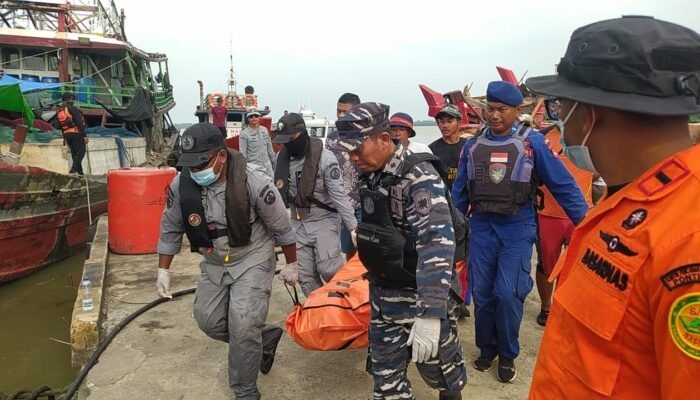 Mayat Pria di Pantai Ramayadi Ternyata ABK Kapal Tenggelam di Muara Pemangkat