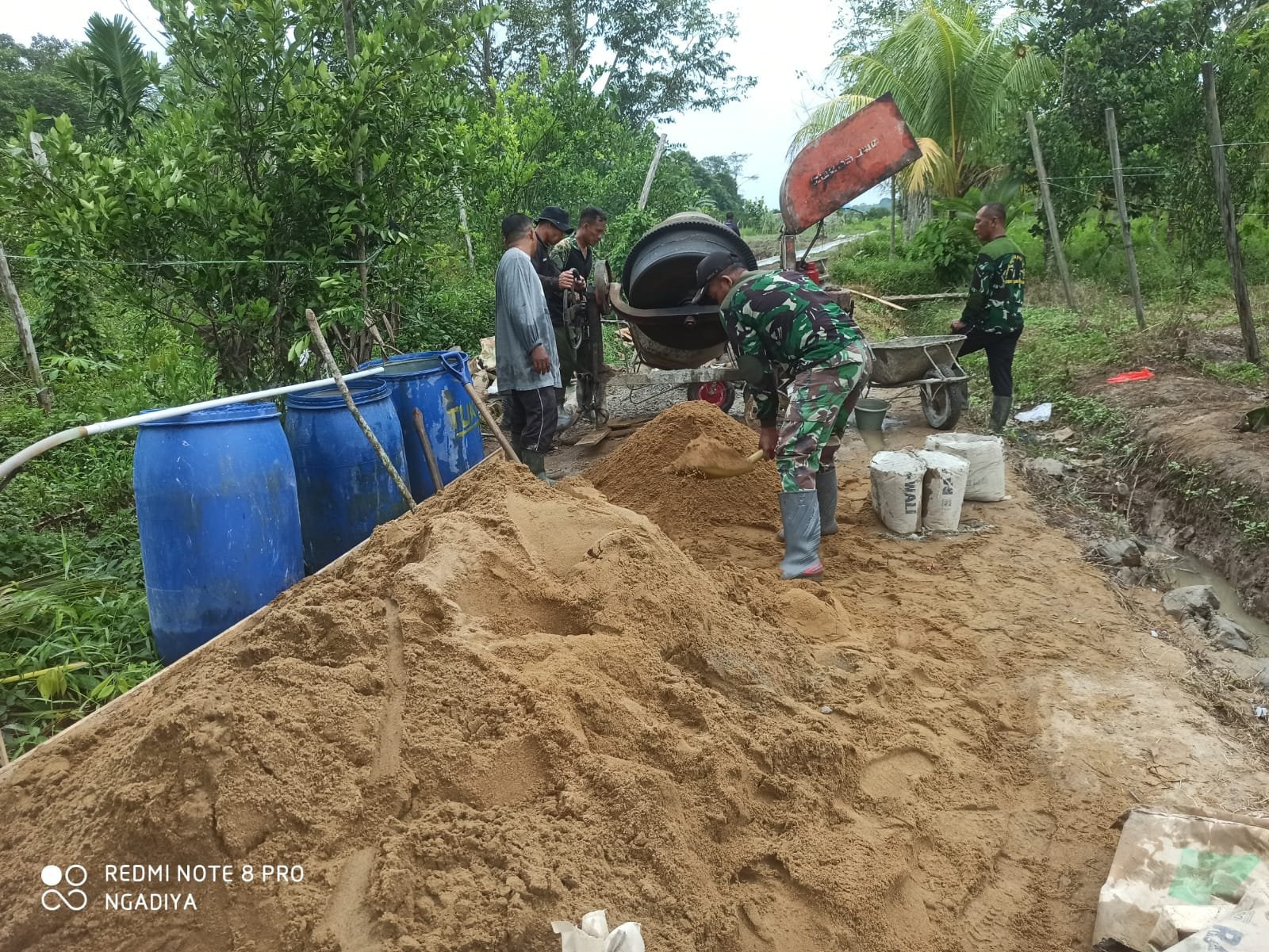 Satgas TMMD percepatan pembangunan jalan rabat beton di Desa Ratu Sepudak, Galing.