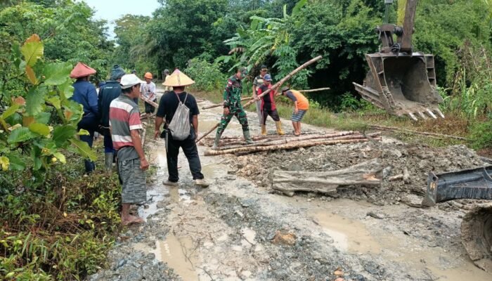 TMMD Bangun Jalan 2000 M di Desa Ratu Sepudak, Satgas dan Warga Susun Cerucuk Hadapi Tanah Lembek