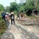 Satgas TMMD bangun jalan 2000 meter dan gunakan cerucuk untuk atasi tanah lembek.