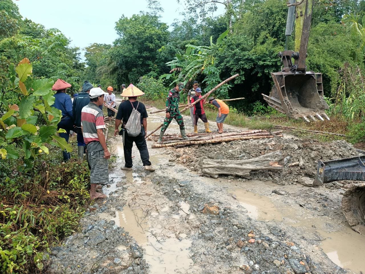 Satgas TMMD bangun jalan 2000 meter dan gunakan cerucuk untuk atasi tanah lembek.