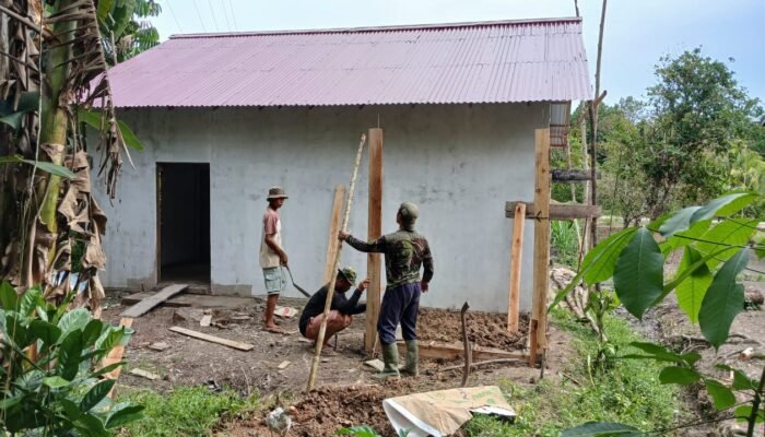 TNI Bedah Rumah Warga Tak Layak Huni di Galing
