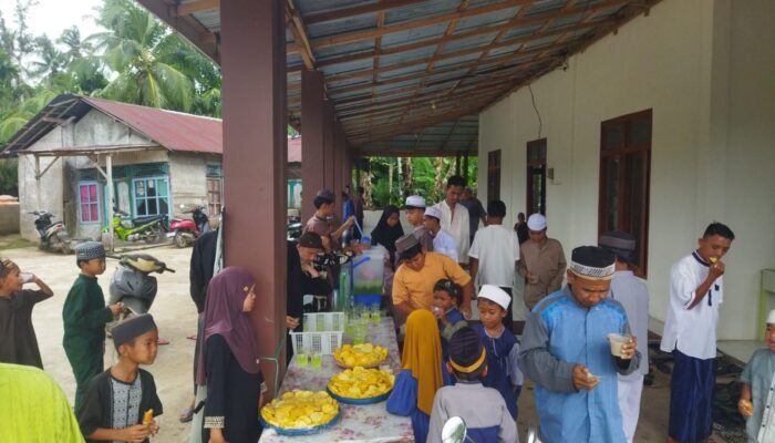 Jemaah Antusias, Ada Sedekah Tambol Jumat di Masjid Mujahidin Desa Nusapati