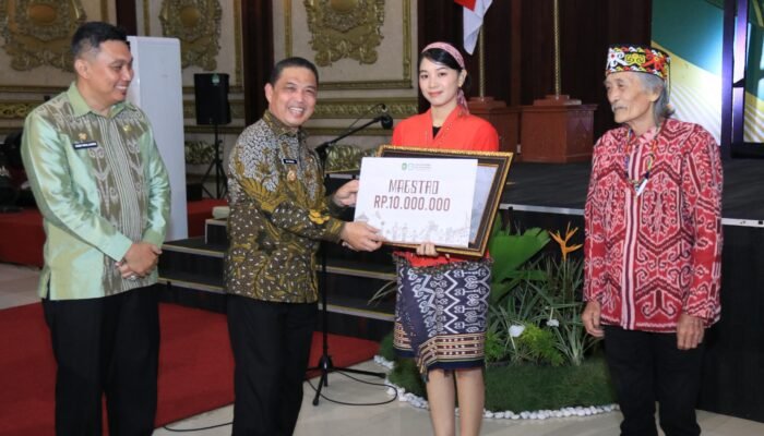 Ria Norsan Serahkan Penghargaan kepada 12 Pegiat Budaya Kalbar