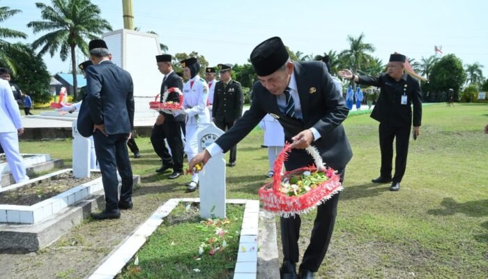 Wabup Jamhuri Ajak Warisi Semangat Juang Pahlawan Lewat Ziarah ke TMP Tanjungpura