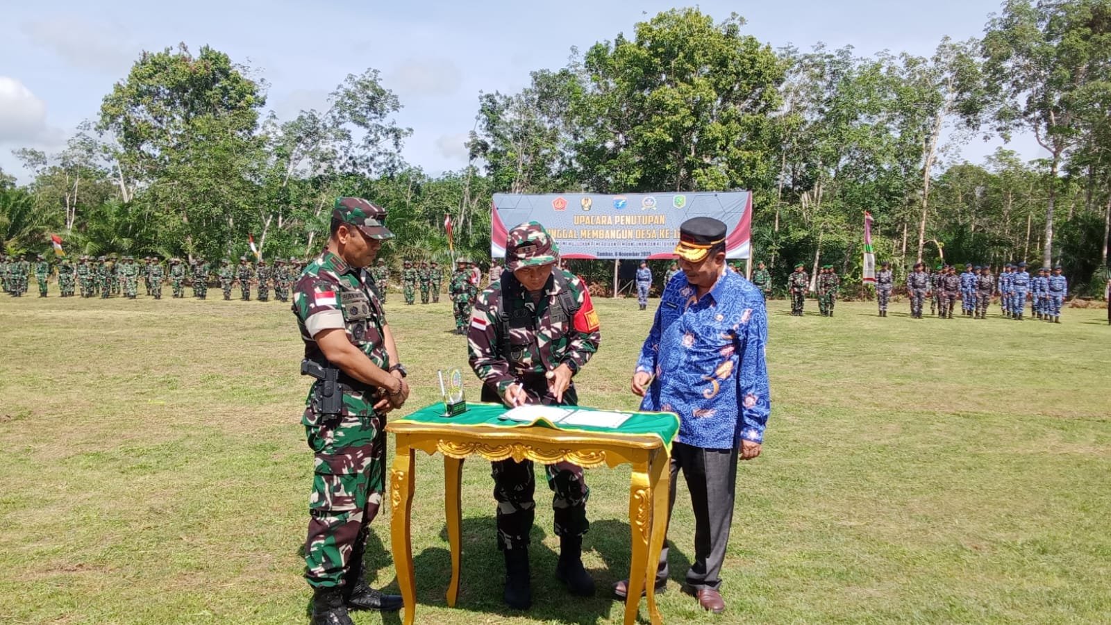 Penutupan TMMD di Kabupaten Sambas oleh Danrem Brigjen TNI Purnomosidi