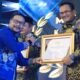 Wakil Ketua DPRD Kabupaten Sambas, Ferdinan Syolihin menerima piagam penghargaan Keterbukaan Informasi Publik untuk Lembaga DPRD Tahun 2025.