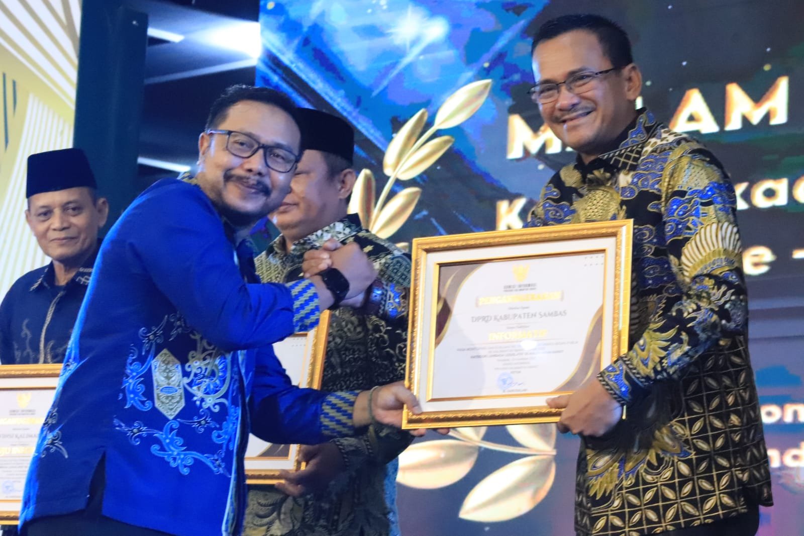 Wakil Ketua DPRD Kabupaten Sambas, Ferdinan Syolihin menerima piagam penghargaan Keterbukaan Informasi Publik untuk Lembaga DPRD Tahun 2025.