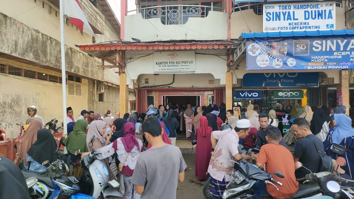 Pencairan BLT KESRA di Kantor Pos Sungai Pinyuh.