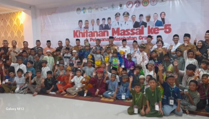Wabup Jamhuri Secara Resmi Buka Kegiatan Sunatan Massal dan Pengobatan Gratis di Masjid Agung Al Ikhlas