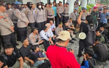 Hari kedua demo mahasiswa di Kantor DPRD Kabupaten Mempawah.
