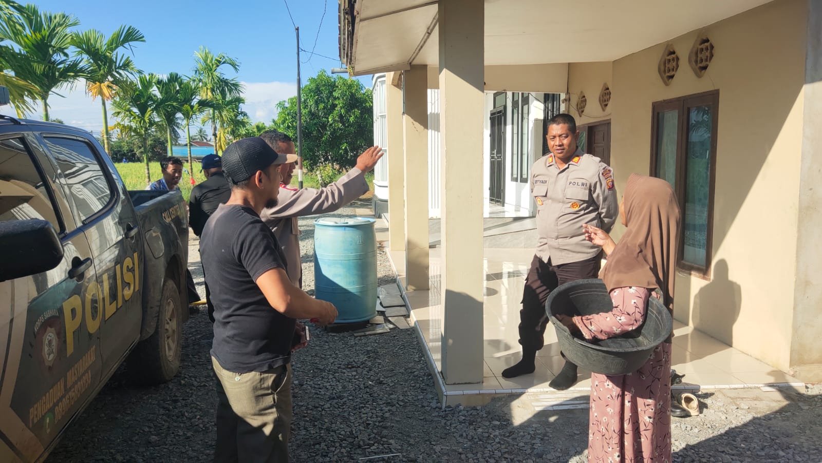 Polisi tinjau kondisi rumah retak di Peniraman.