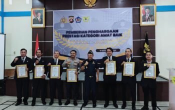 Bea Cukai Sintete beri penghargaan untuk Kapolres Sambas dan jajaran.