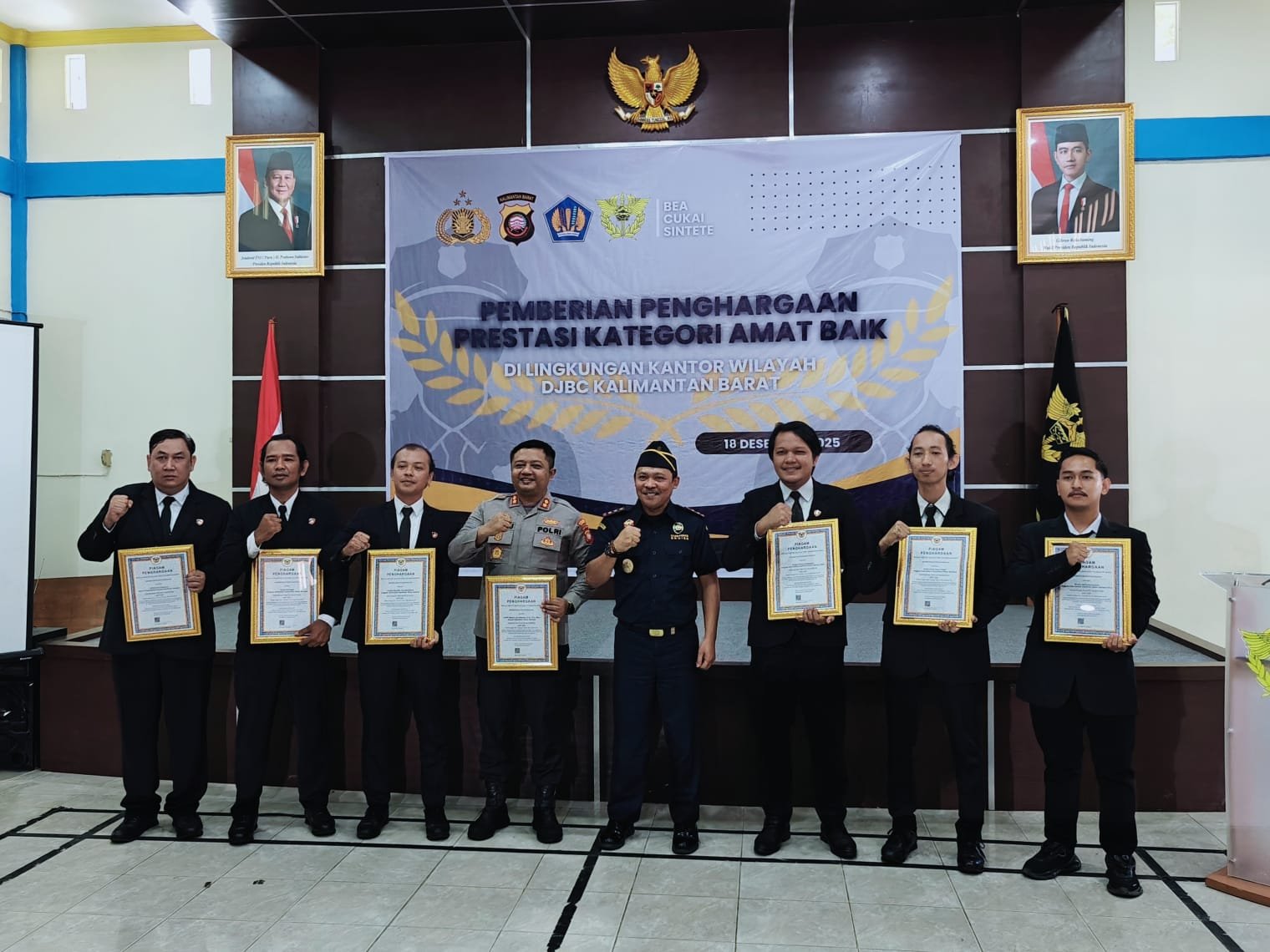 Bea Cukai Sintete beri penghargaan untuk Kapolres Sambas dan jajaran.